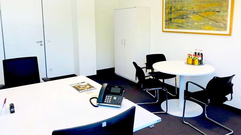 Moebliertes Buero mit Besprechungstisch im ilo business center Essen