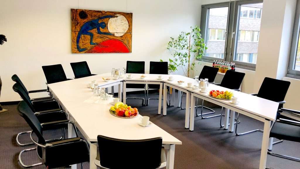 Konferenzraum mit U-Bestuhlung fuer bis zu 20 Personen